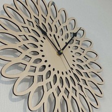 Horloge design en bois gravé