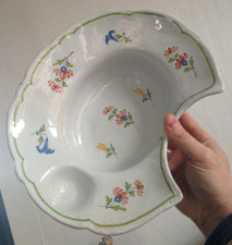 Beau Plat à barbe en faience XIXéme Sud ? décor de fleurs