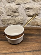Petite casserole en céramique blanche avec cerclage cuivre et manche en laiton –