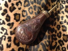  Poire à poudre noire en très bel état, cuivre et laiton.