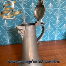 Chope en étain, XVIIIème, à décors d'un visage, armoiries présentes. Rare.