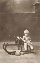 BEBE #25161 BONNE ANNEE BEBE SUR UNE LUGE DECOR DE NOEL CADEAU