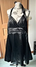 Robe noire satinée laçage