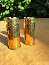 Douilles d'obus en laiton gravées en très bon état, lot de deux