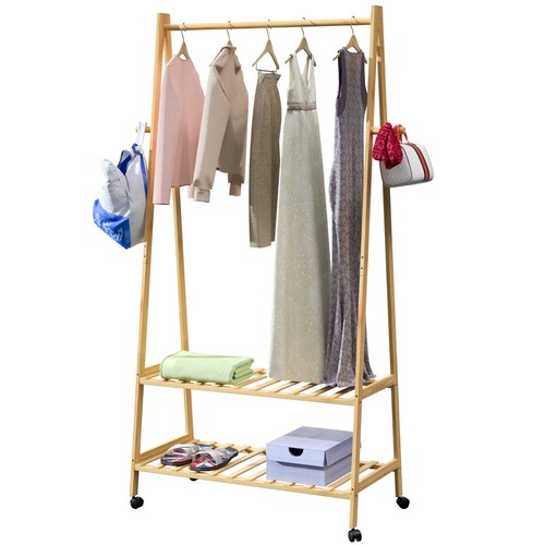 Portant vêtements en - à,