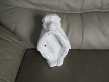 statuette singe assis en céramique blanche