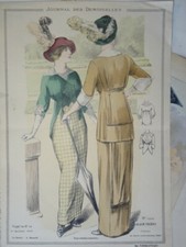 BELLE GRAVURE DE MODE COULEUR FEMME COSTUME CHIEN COIFFE ROBE DECORATION 1913 D