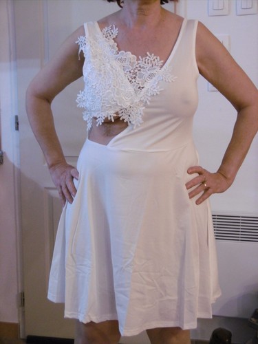 Robe blanche trés sexy - trés,