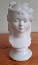 Buste Jeune Fille en biscuits. 23 Cm .