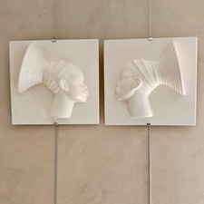 Deux bas-reliefs africanistes en plâtre patiné – Femmes africaines MANGBETU