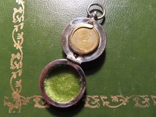 MEDAILLON PENDENTIF PORTE-LOUIS D'OR  METAL ARGENTE