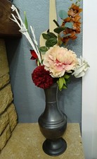 Grand vase en étain 95 %, de 40 cm de hauteur, signé LJ, fleur de lys