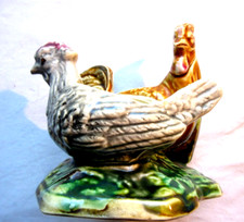 "Salière en céramique, barbotine Art Déco: Poule et Coq