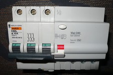 DISJONCTEUR DIFFERENTIEL TRIPHASE 40A 30mA MERLIN GERIN 40AMPERE HAUT PC.20KA