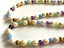 Beau COLLIER vintage perle BLEU VIOLET VERT Doré BLANC 92cm état NEUF