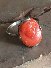 ANCIENNE BAGUE FINE AVEC CAMEE EN CORAIL ROUGE SCULPTE MONTURE ARGENT