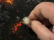 JOLIE BAGUE T57 PLAQUE ARGENT ET PIERRE BLANCHE A REFLETS 