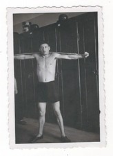 6/516 Photo Soldat Avec Extension Casque D'Acier Sur Casier - Atelier