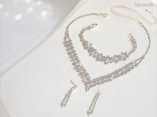 Parure argentée scintillante