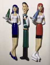 STYLOS - PUB BAR - PERRIER - VITTEL - SAN PELLEGRINO - SERVEUSE - GARÇON DE CAFÉ