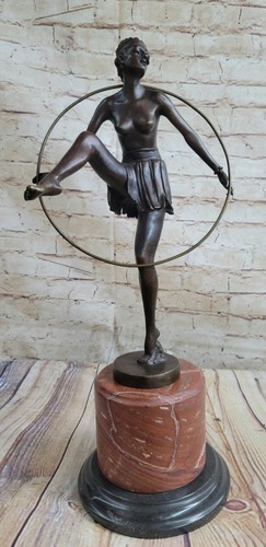 Sculpture danseuse en - de,