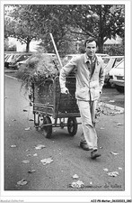 AJJP8-0739 - METIER - RAMASSEUR DE TAILLES