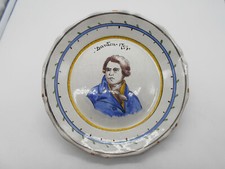 1261 ) SUPERBE ASSIETTE " DANTON " EN FAIENCE DE NEVERS ? SIGNATURE A IDENTIFIER
