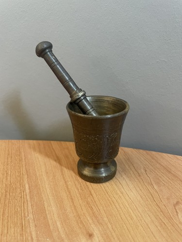 Ancien petit mortier avec