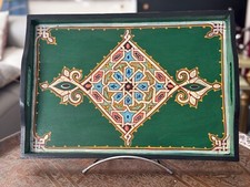 Plateau "zwak" boho en bois peint à la main à Marrakech, taille 30x43 cm (N1)