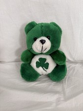 Peluche ours vert et blanc avec trèfle sur le ventre style Bisounours