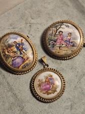 Lot 2 broches + pendentif Limoges décor romantique rehaussé à la main signées