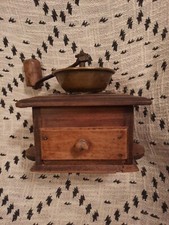 MOULIN A CAFE DU XIX ème siècle à oreillettes et trémie en laiton. Art populaire