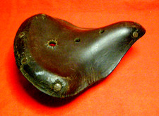 ancienne Petite selle en cuir de vélo ou tricycle d'enfant ,collection