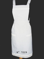 TABLIER SUR BELLE TOILE A CARREAUX BEIGES  DECOR DENTELLE DU PUY***