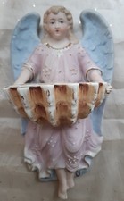 Bénitier en biscuit, représentant un ange tenant une coquille