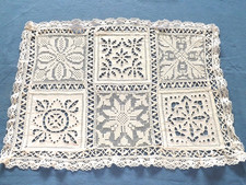 beau napperon, brodé et travaillé main, ancien