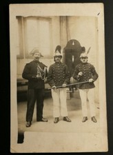 CPA en Tenue de representation Theatre pompier tenant un lance a eau