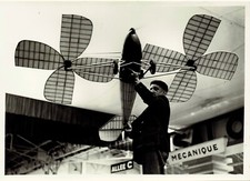 PHOTO DE PRESSE Circa 1937  Concours Lépine Maquette d'avion à hélices