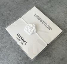 PARFUM CHANEL LE PARFUMEZ MOI DE CHANEL AVEC SON CAMELIA SUR BRACELET BLANC