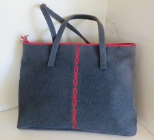 SAC SOCO 2 ANSES EN TISSU FEUTRINE GRIS ANTHRACITE  BORDURES ET BRODERIES ROUGES