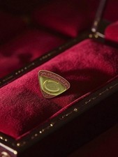 Pin's football vintage ancien collection rétro supporter objet d’occasion rare