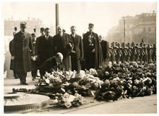 Paris, le roi de Bulgarie sur la tombe du Soldat Inconnu Vintage silver print 