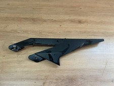 UN CACHE CARTER DE CHAINE MOTO