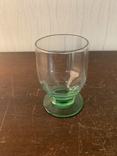 2 verres vert a vin rouge en