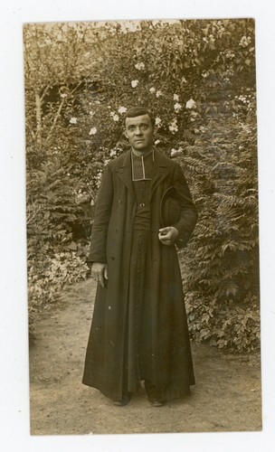 Photo snapshot black priest - black,