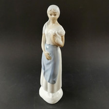 Jeune femme tenant un oiseau