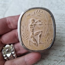 Grande Broche en Argent avec Camée Terre Cuite Archer Homme Nu A L'Antique Signé