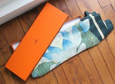 Hermès carré modèle "Lotus" bleu verre jaune avec sa boite