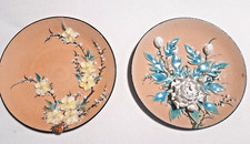 2 assiettes  céramique en relief décor floral et artichaut