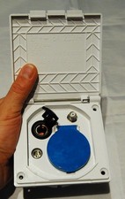 Prise extérieure 4 en 1 12v 220v TV et satellite carré 110mm blanc camping-car